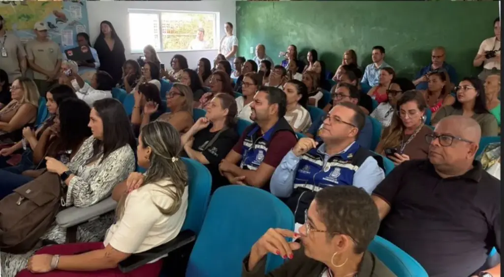 Participantes acompanham apresentação durante a reunião intersetorial