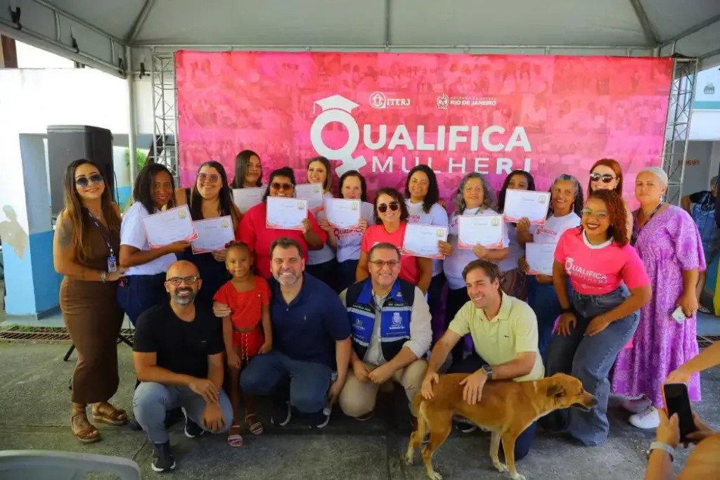 Formandas e autoridades posam para foto