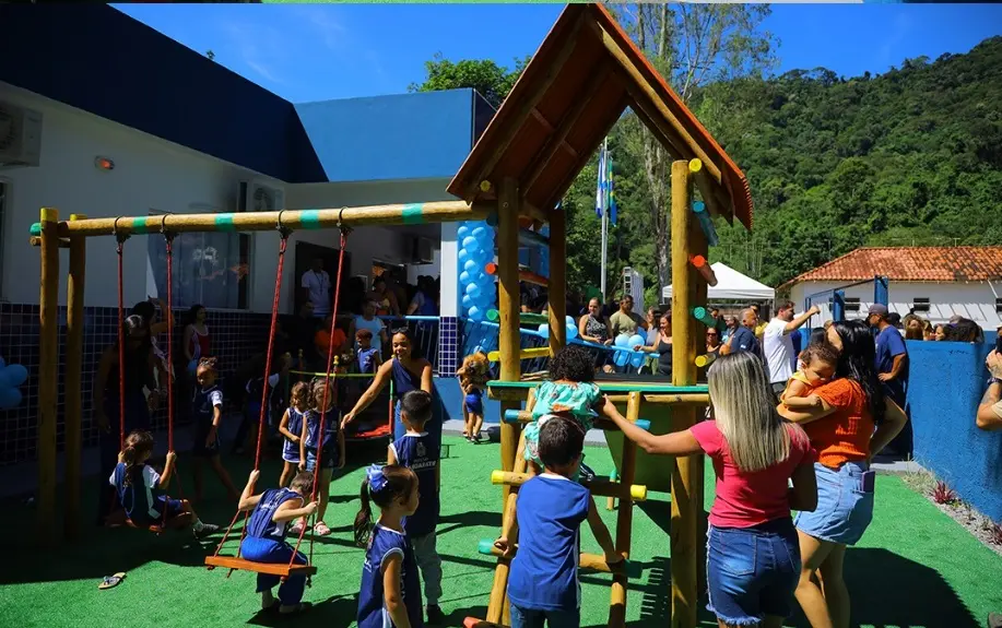 Crianças no parquinho do CEIM