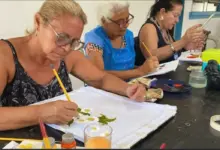 Idosas participam de oficina de pintura