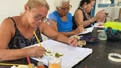 Idosas participam de oficina de pintura