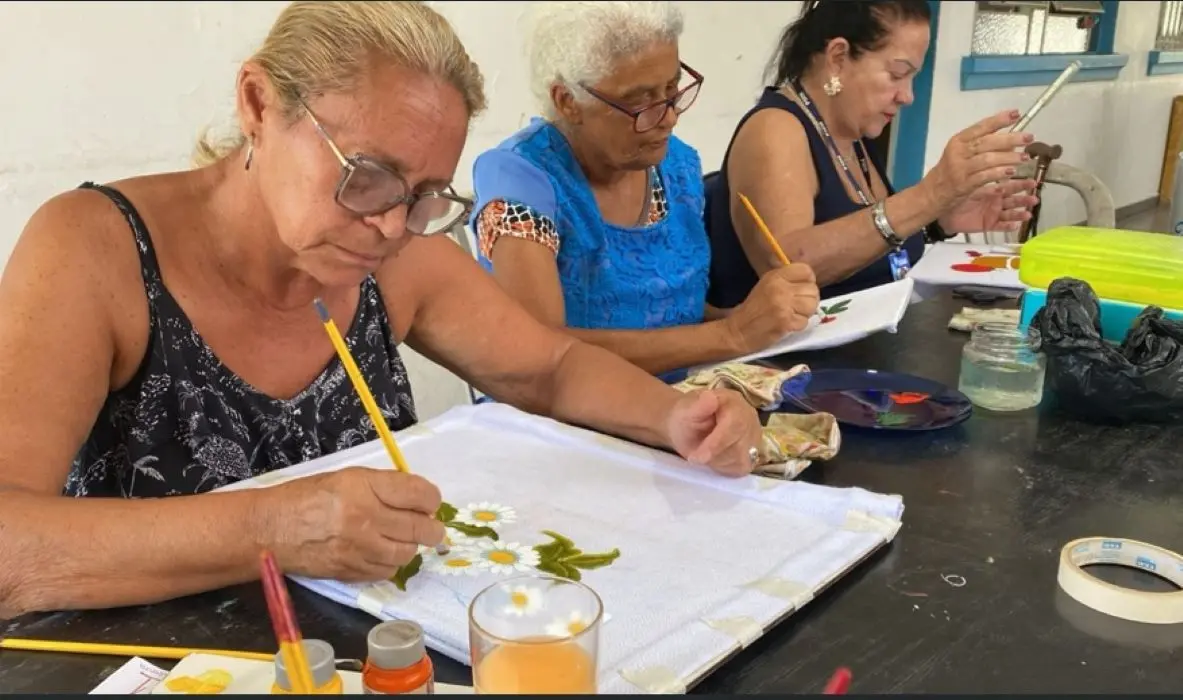 Idosas participam de oficina de pintura