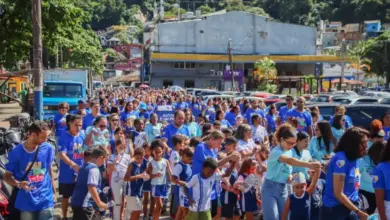 Multidão participa da VIII Caminhada de Conscientização do Autismo