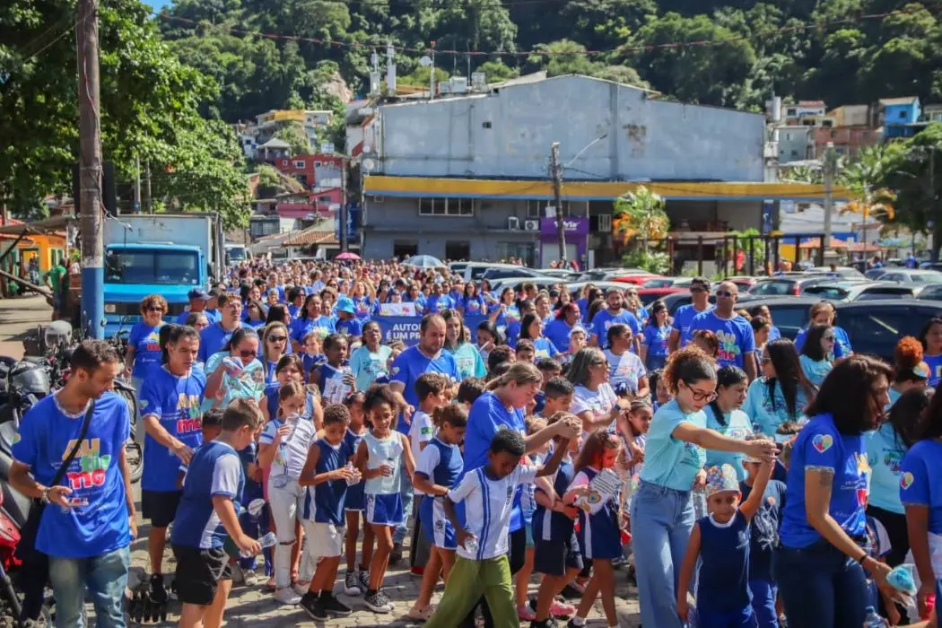 Multidão participa da VIII Caminhada de Conscientização do Autismo
