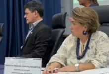O reitor da UFRRJ sentado ao lado da ministra das Mulheres