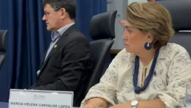 O reitor da UFRRJ sentado ao lado da ministra das Mulheres