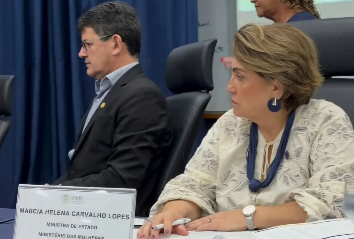 O reitor da UFRRJ sentado ao lado da ministra das Mulheres
