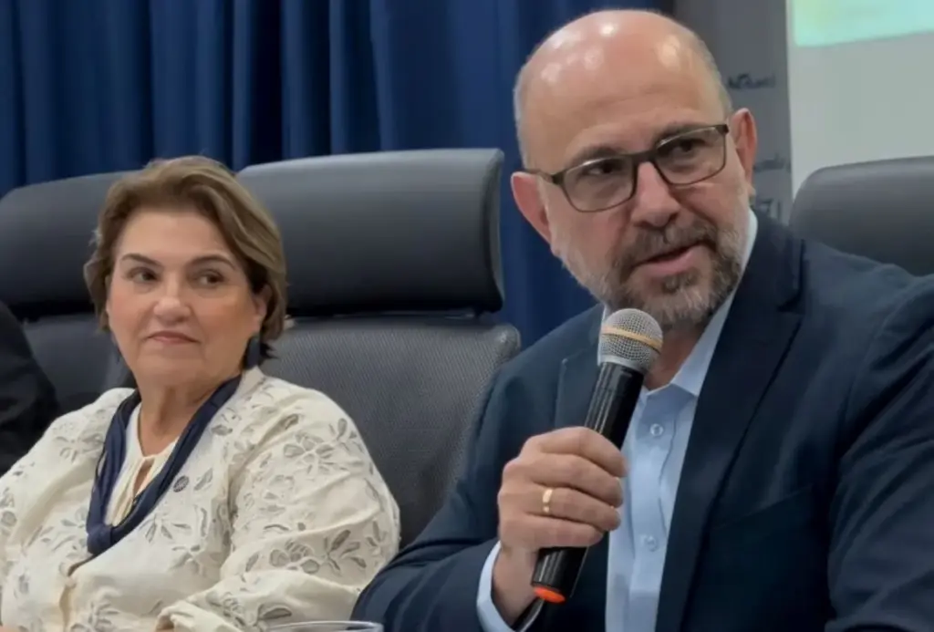 A ministra sentada ao lado do vice-reitor da UFRRJ