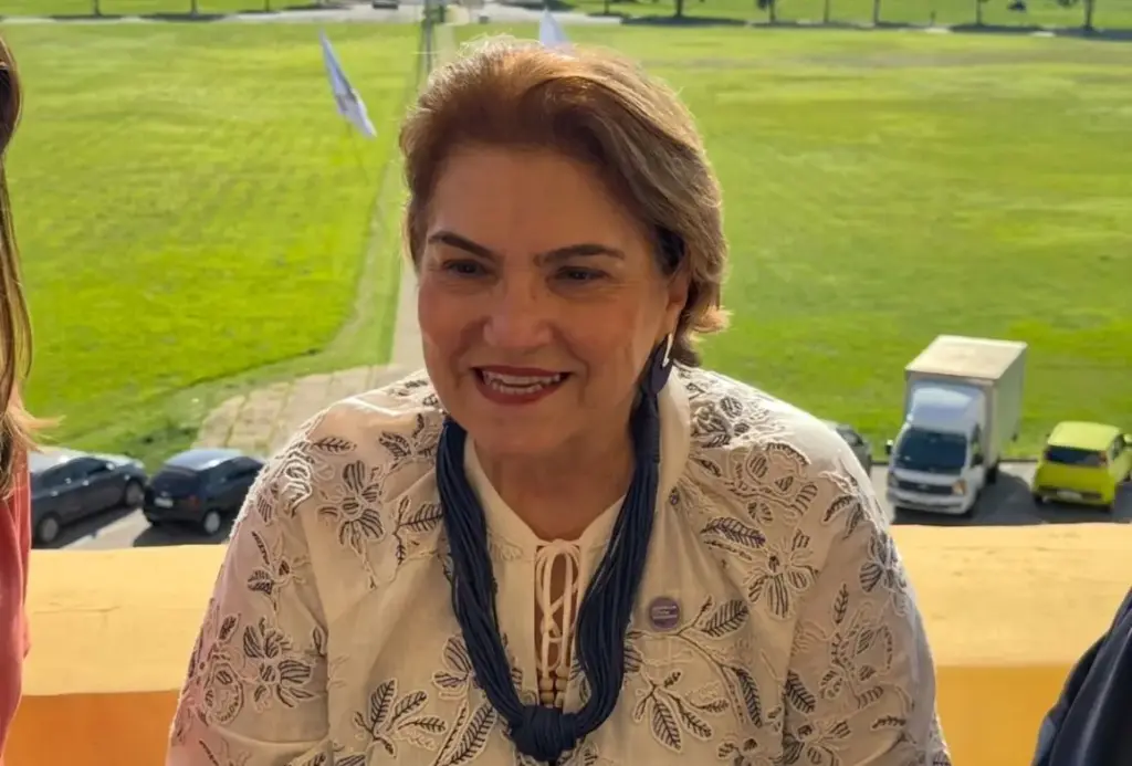 A ministra das Mulheres na sacada do prédio da Reitoria do UFRRJ