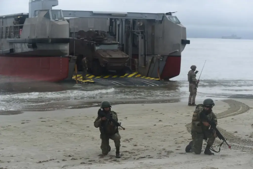 Desembarque de tropas durante simulação de operação anfíbia