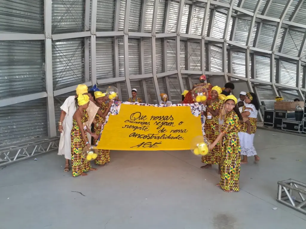 Crianças carregando uma faixa