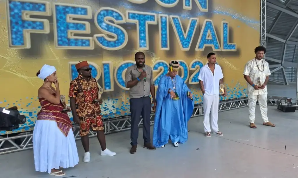 Homenageado, ator Alexandre Sil agradeceu ao microfone