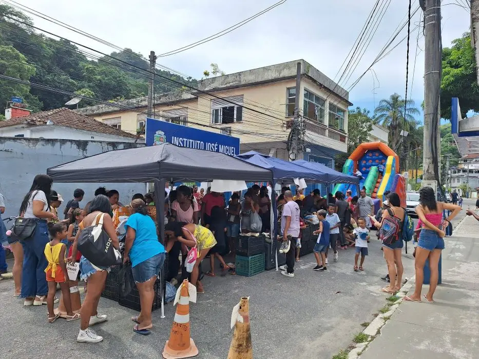 Distribuição de chocolates, atividades recreativas e ações de apoio social para crianças e responsáveis