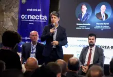 O presidente da Facerj discursando ao microfone