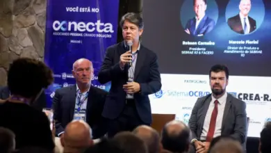 O presidente da Facerj discursando ao microfone