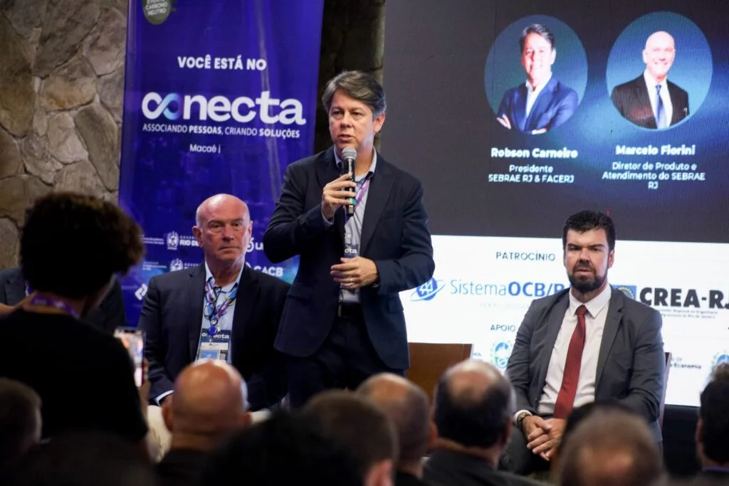 O presidente da Facerj discursando ao microfone