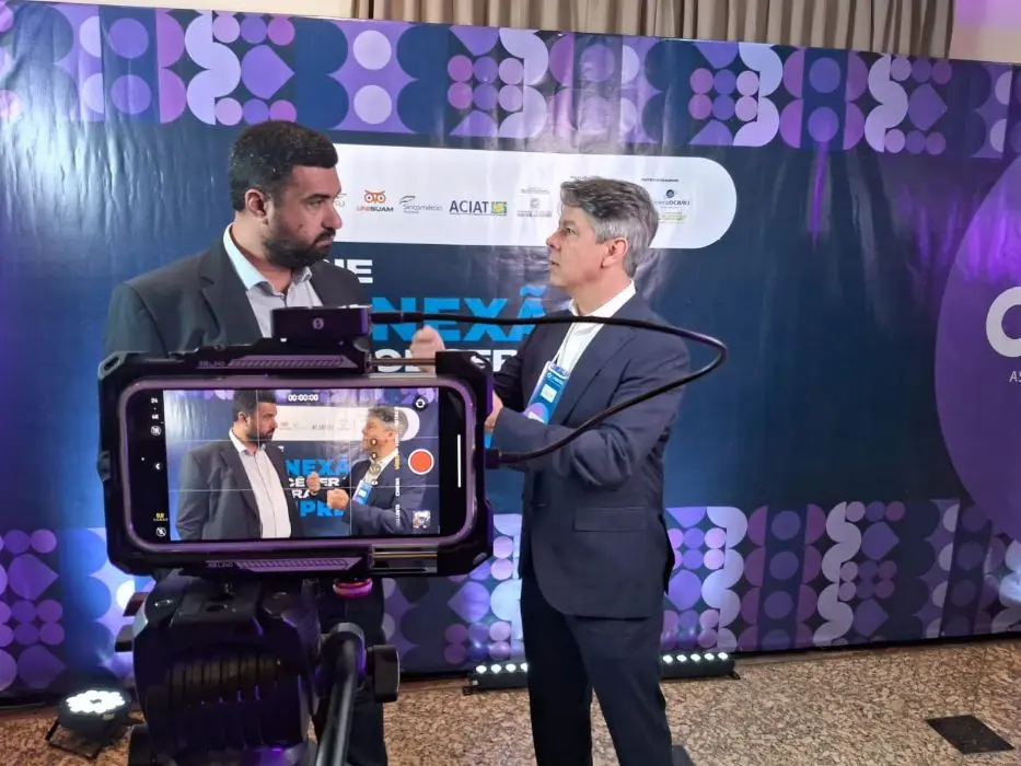 O prefeito de Teresópolis e o presidente da Facerj fotografados conversando