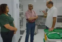 Três pessoas conversando