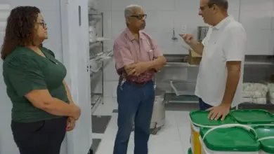 Três pessoas conversando