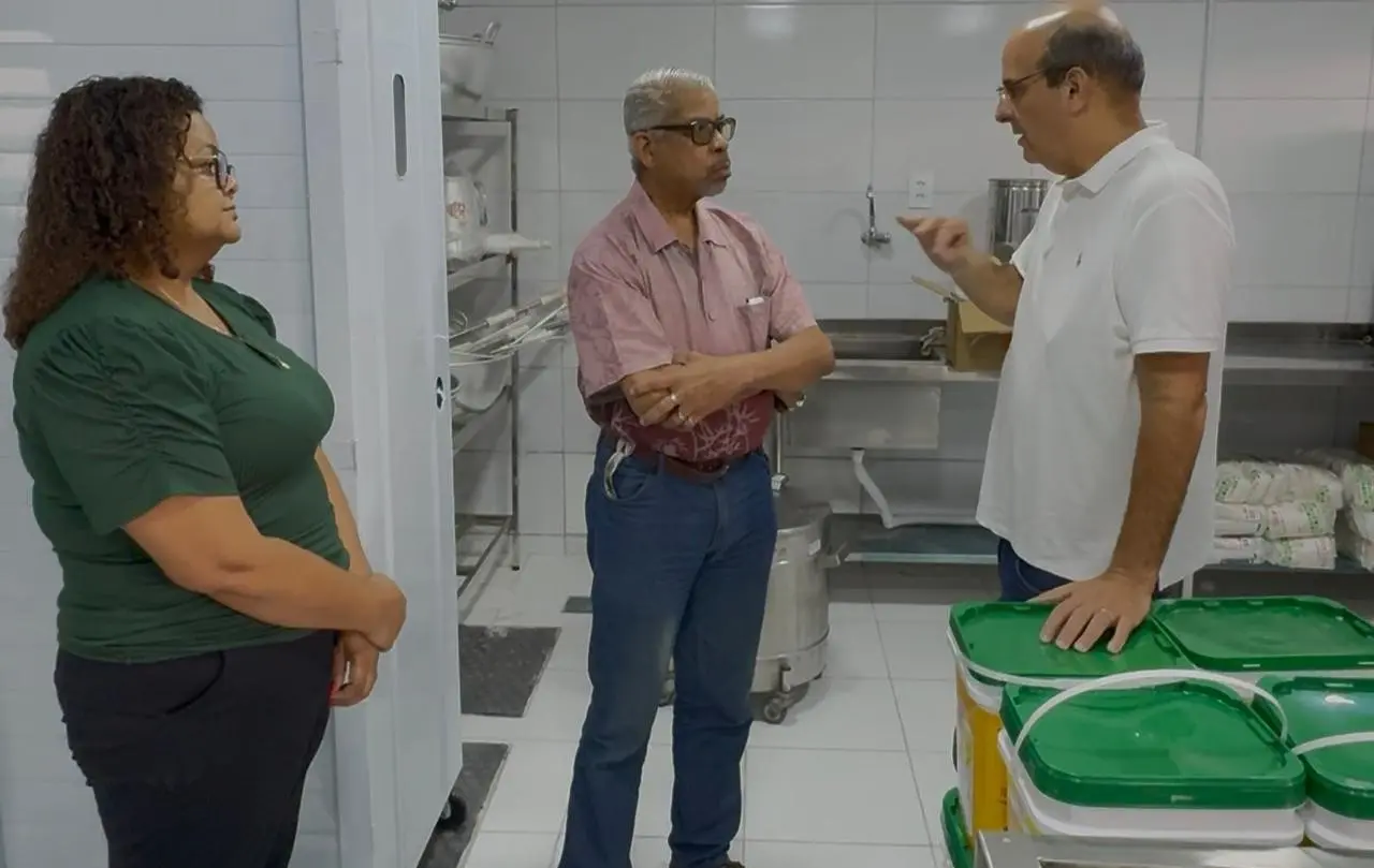 Três pessoas conversando