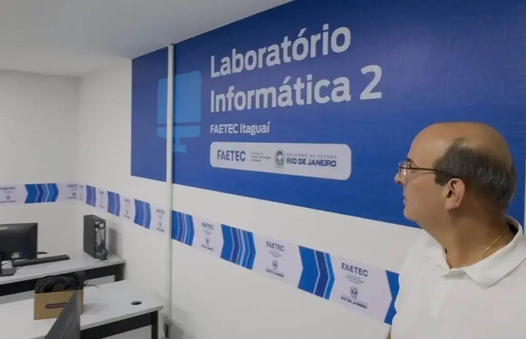 Presidente da Faetec olhando para um quadro