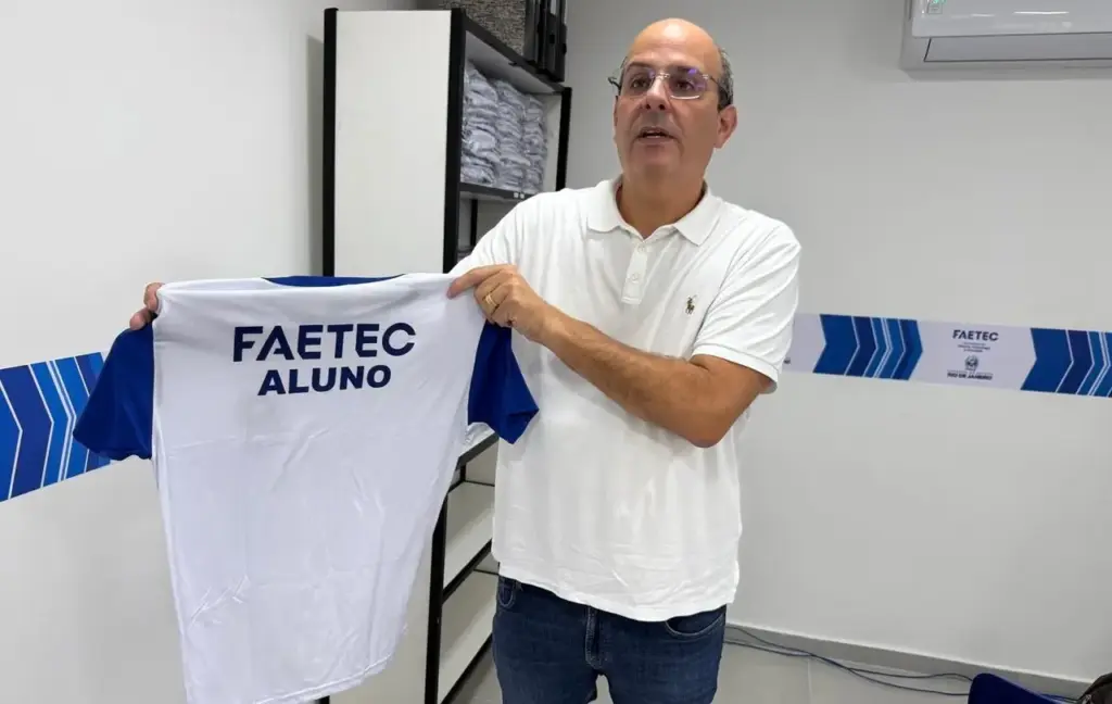 O presidente da Faetec exibindo camisa