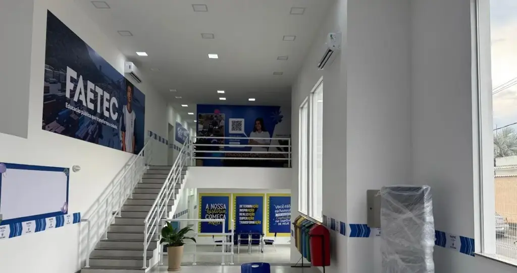 O hall de entrada da Faetec Itaguaí