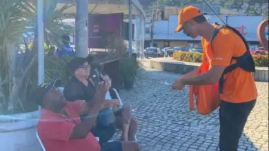 Promotor da RioSP orienta motoristas