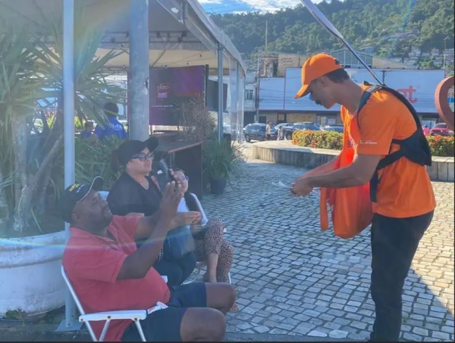 Promotor da RioSP orienta motoristas