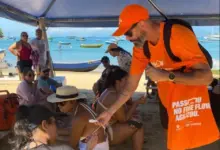 Orientação nas praias: equipes da RioSP esclarecem dúvidas de motoristas