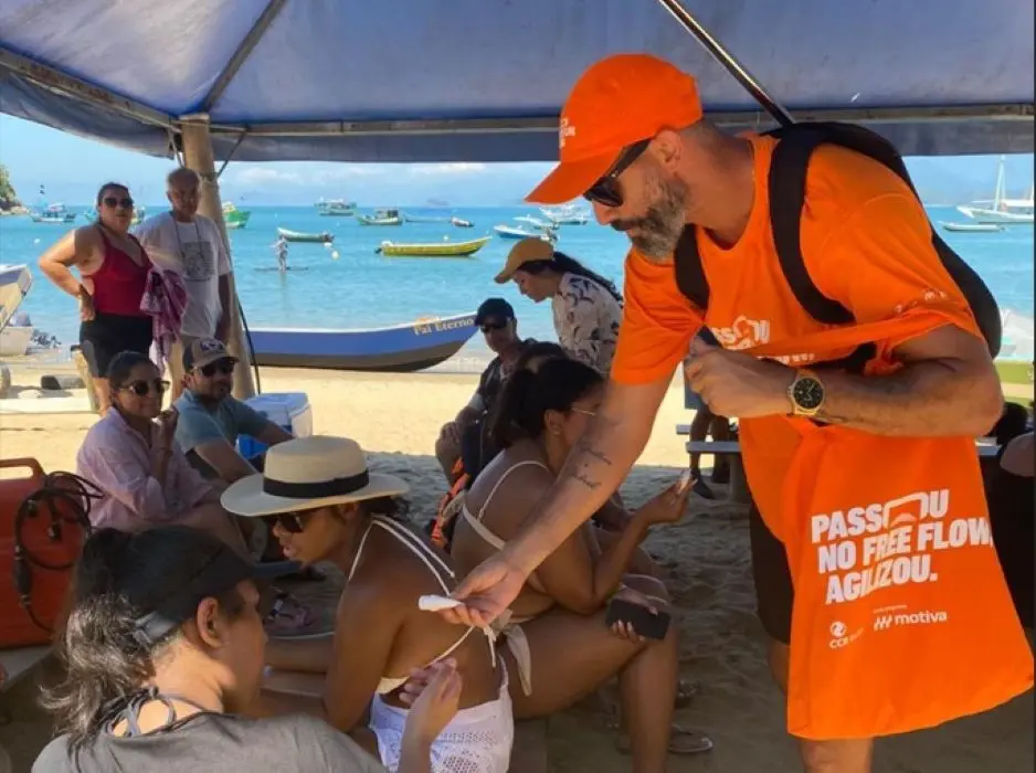 Orientação nas praias: equipes da RioSP esclarecem dúvidas de motoristas