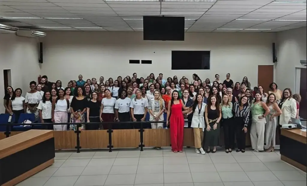 Participantes posam para foto ao final do evento