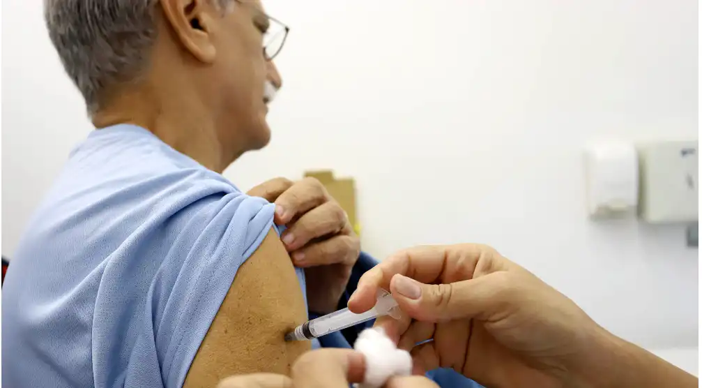 Campanha de vacinação contra gripe: Devem se vacinar crianças de 6 meses a menores de 6 anos, idosos a partir de 60 anos e gestantes.