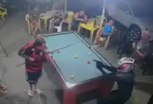 Homem de capacete entrou em bar em Vila Muriqui e atirou enquanto vítima jogava sinuca (FOTO: REPRODUÇÃO). homem morto a tiros