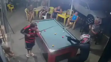 Homem de capacete entrou em bar em Vila Muriqui e atirou enquanto vítima jogava sinuca (FOTO: REPRODUÇÃO). homem morto a tiros
