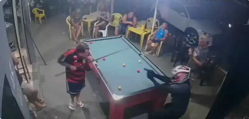 Homem de capacete entrou em bar em Vila Muriqui e atirou enquanto vítima jogava sinuca (FOTO: REPRODUÇÃO). homem morto a tiros