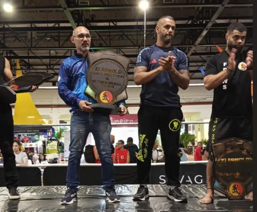 Mestre Evandro Gonçalves recebe o troféu de campeão por equipes no Arnold Classic 2026