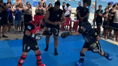 Atletas se enfrentam em combate durante a Copa de Kickboxing