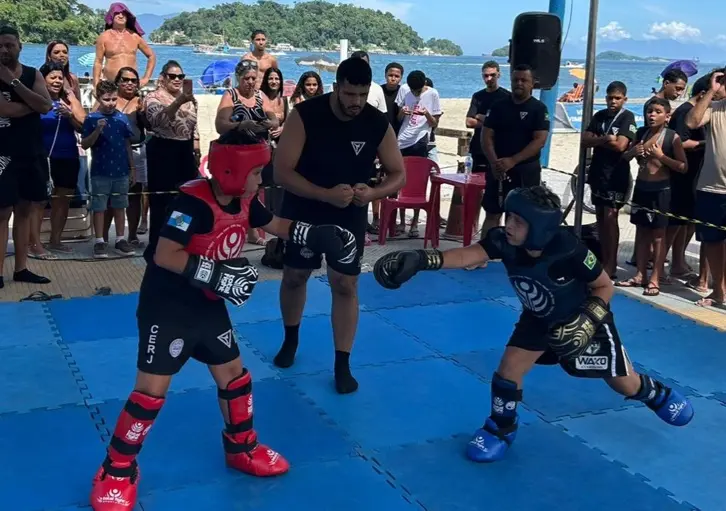Atletas se enfrentam em combate durante a Copa de Kickboxing