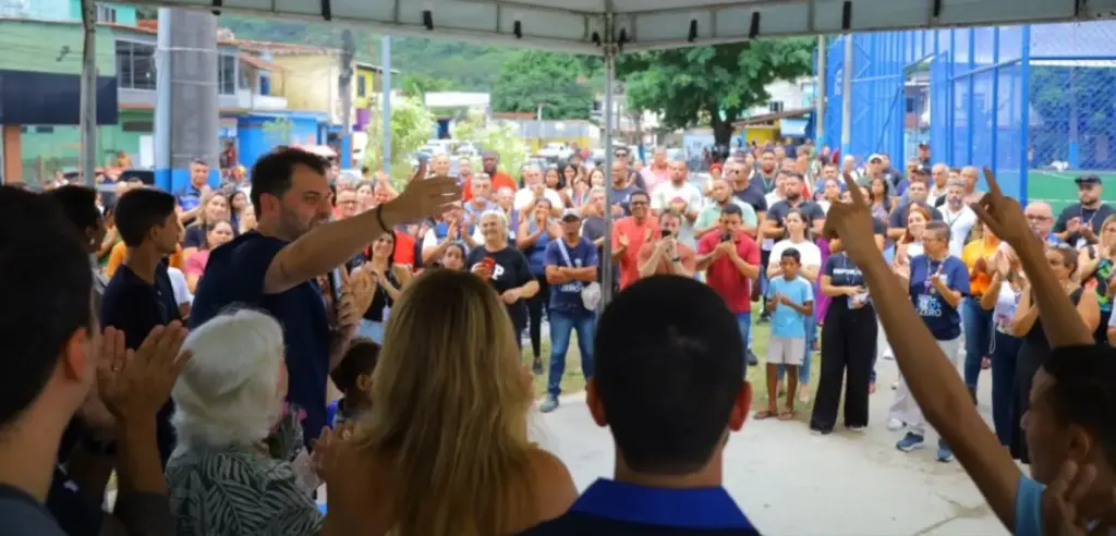 Prefeito Luiz Cláudio Ribeiro discursa para moradores durante a reinauguração de complexo esportivo