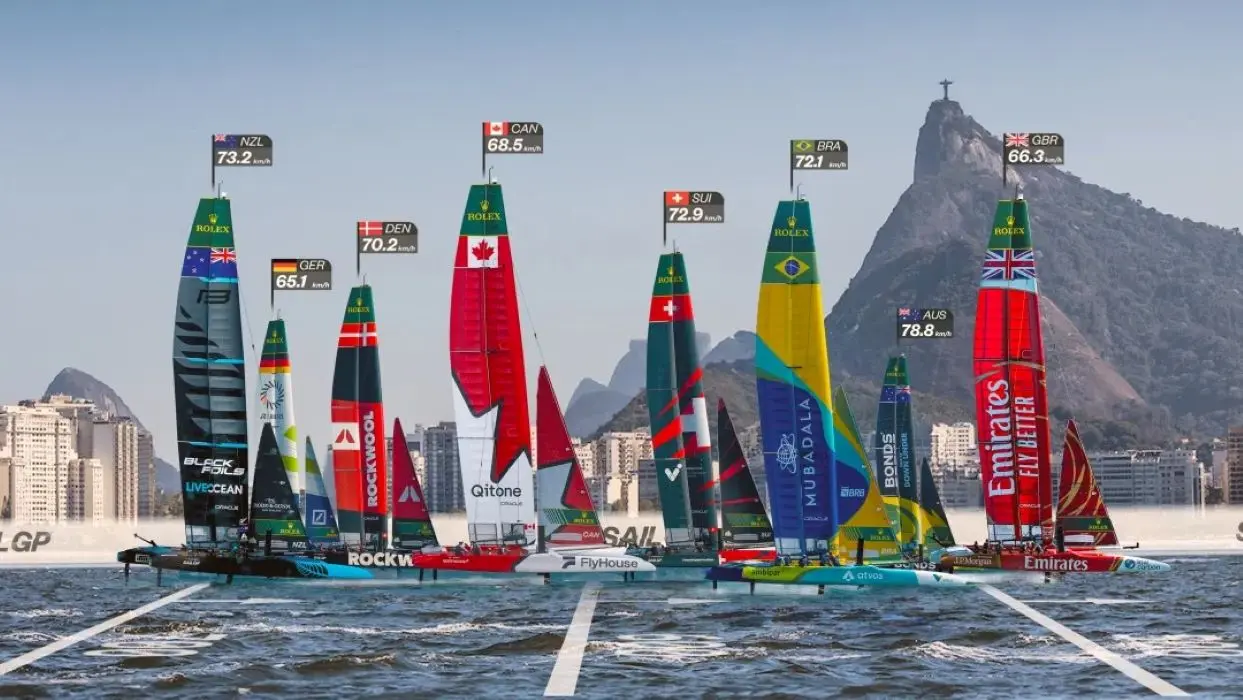 Catamarãs de alta performance disputam regata na Baía de Guanabara