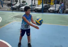 Criança participa de atividade de vôlei em quadra poliesportiva revitalizada em Mangaratiba