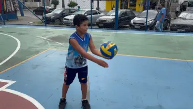 Criança participa de atividade de vôlei em quadra poliesportiva revitalizada em Mangaratiba