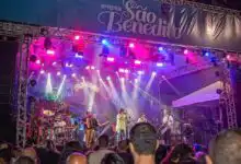 Show de Xande de Pilares encerra a programação da Festa de São Benedito, em Coroa Grande, reunindo grande público em noite de celebração e música.