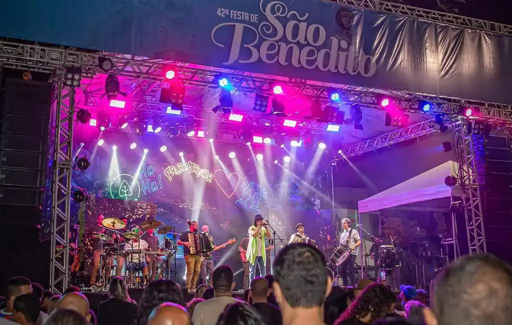 Show de Xande de Pilares encerra a programação da Festa de São Benedito, em Coroa Grande, reunindo grande público em noite de celebração e música.