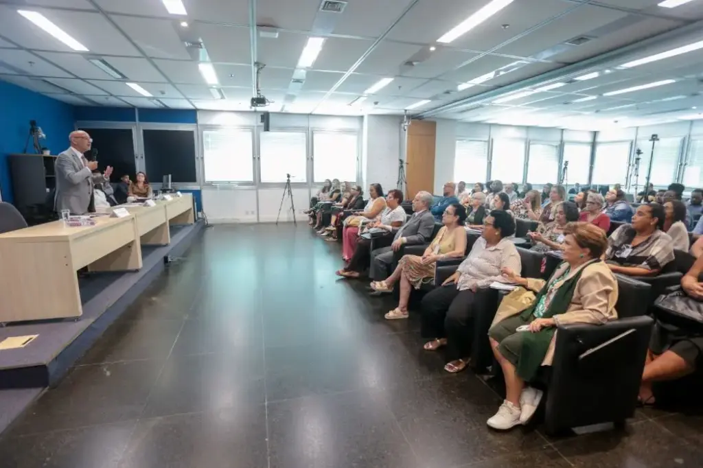 Auditório da Alerj reúne especialistas, autoridades e público para o lançamento do “Pequeno Manual Anti-Idadista”