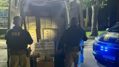 Policiais rodoviários federais escoltam um furgão com cerca de 40 mil maços e nota fiscal com indícios de falsificação