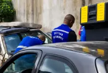Agentes do Detran RJ e do Inea fiscalizam ferro-velho irregular no bairro Itinga