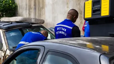 Agentes do Detran RJ e do Inea fiscalizam ferro-velho irregular no bairro Itinga