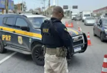 Agente da PRF realiza fiscalização em rodovia